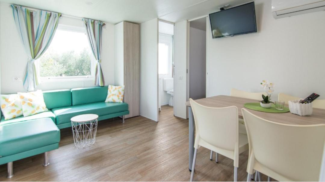 Mobile Homes Kamp Maslina, ビオグラード・ナ・モル エクステリア 写真